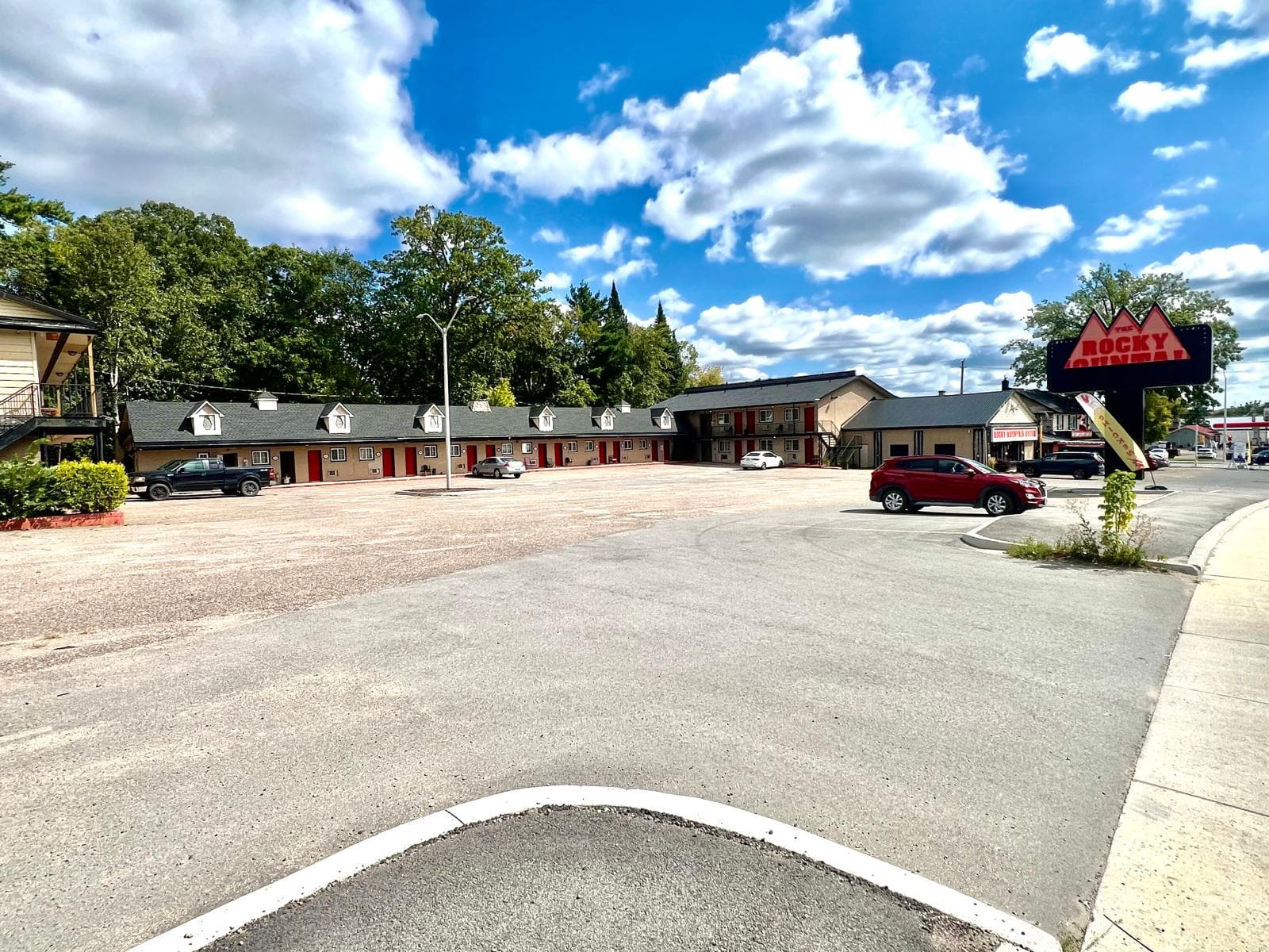 Rocky Mountain Lodge & Suites exterior