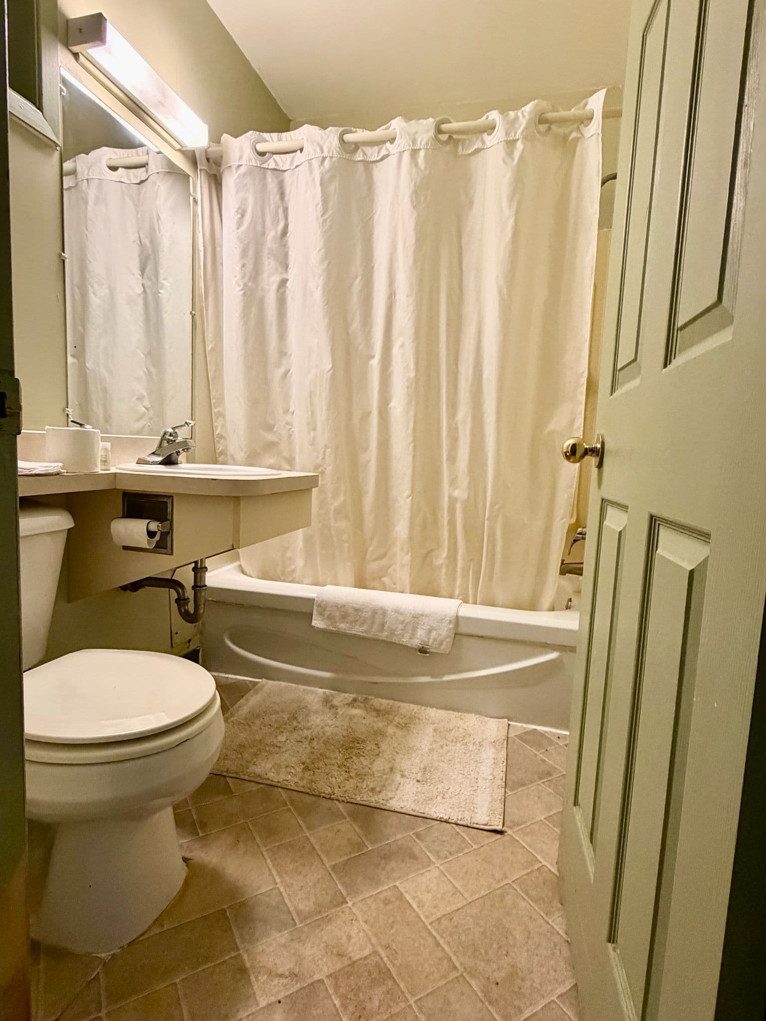 Double Queen — bathroom